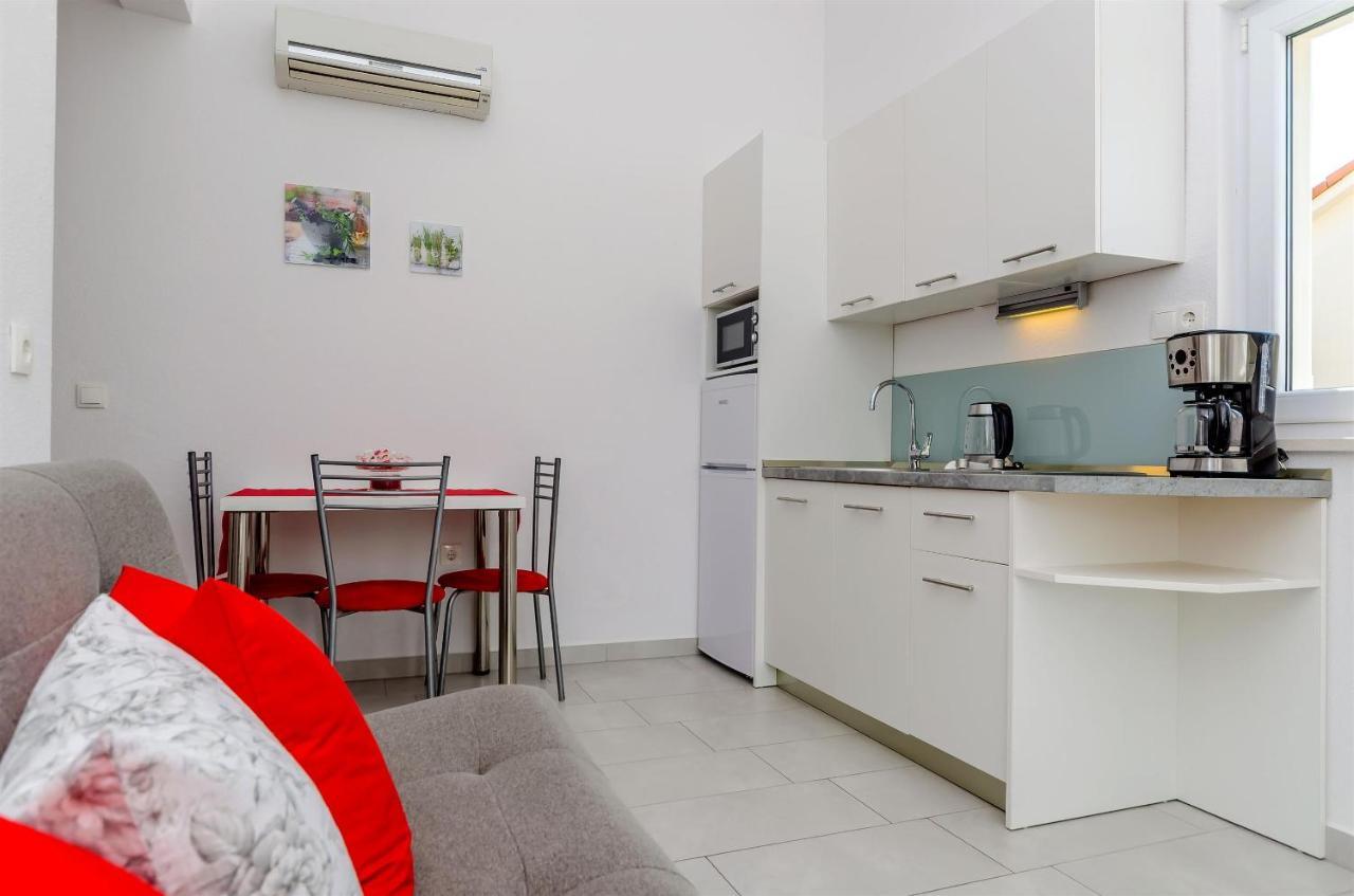 Apartments And Room Maestral Trogir Exterior foto