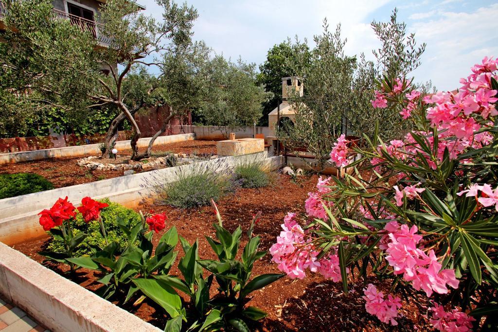 Apartments And Room Maestral Trogir Exterior foto
