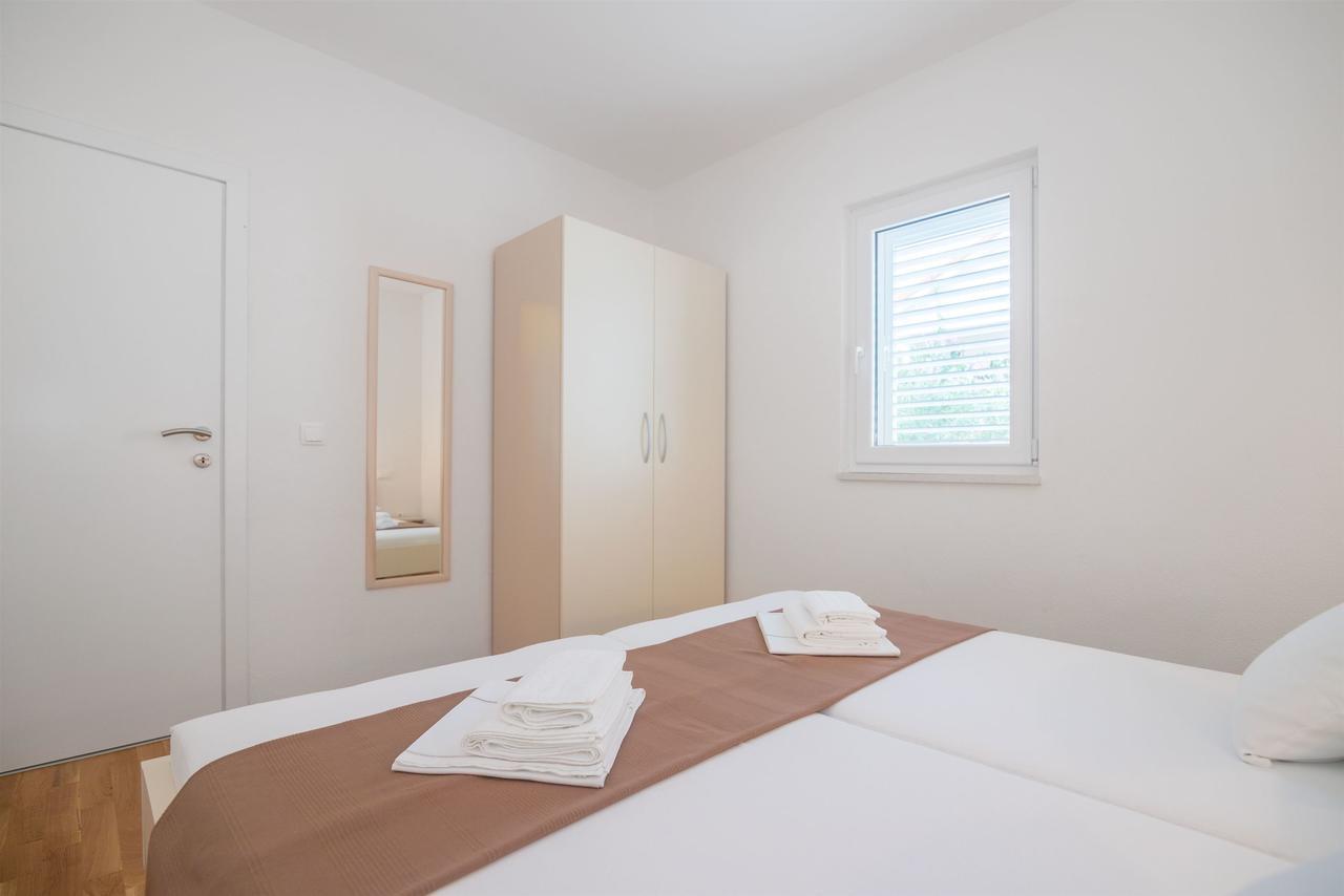 Apartments And Room Maestral Trogir Exterior foto