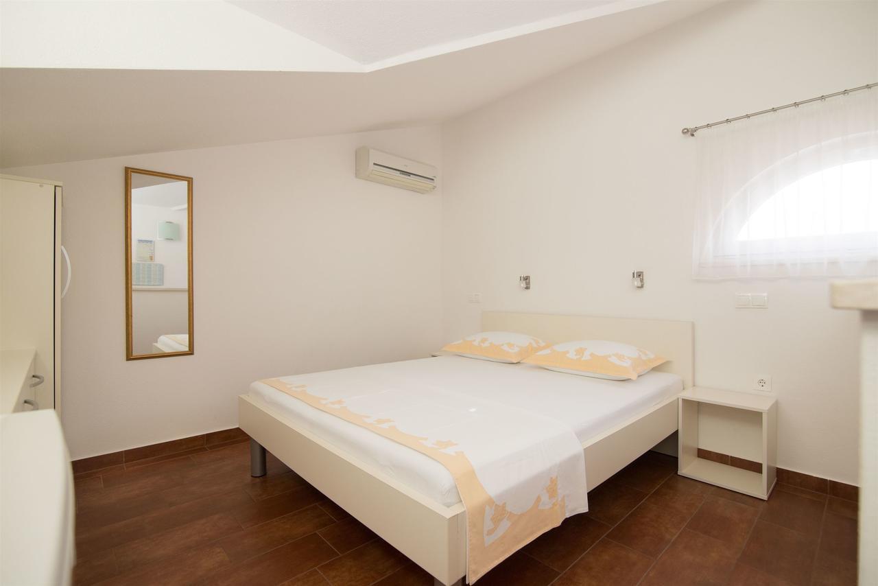 Apartments And Room Maestral Trogir Exterior foto